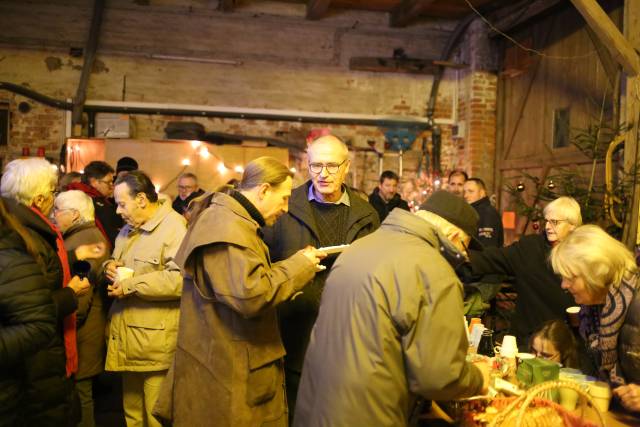 Scheunengottesdienst und 15. Türchen des "Lebendigen Adventskalenders"