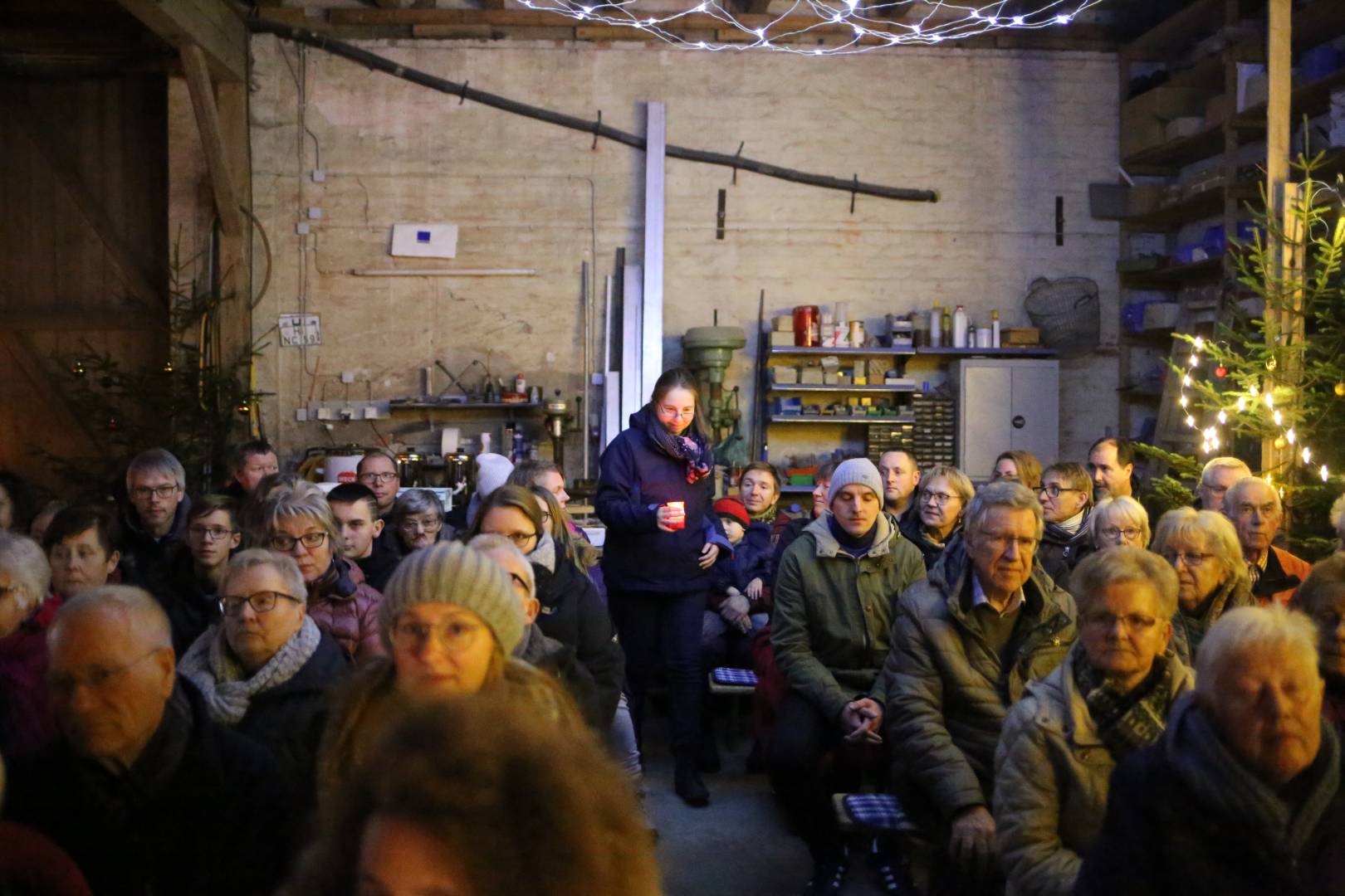 Scheunengottesdienst und 15. Türchen des "Lebendigen Adventskalenders"