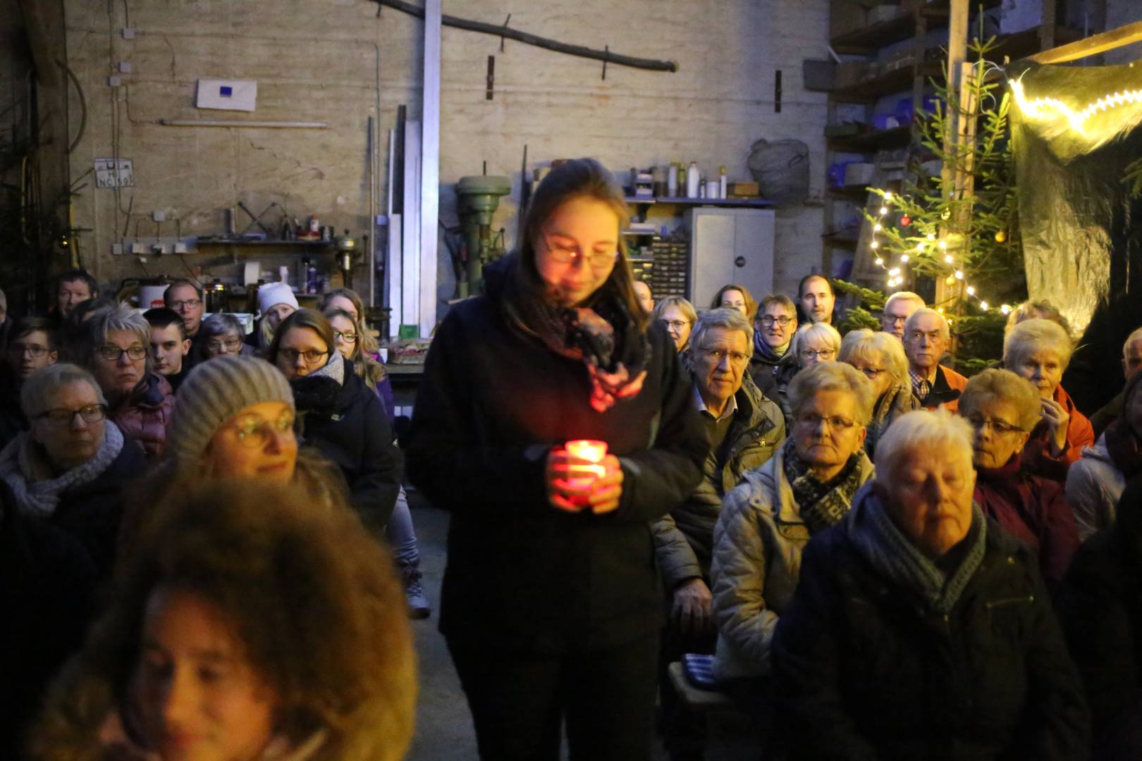 Scheunengottesdienst und 15. Türchen des "Lebendigen Adventskalenders"