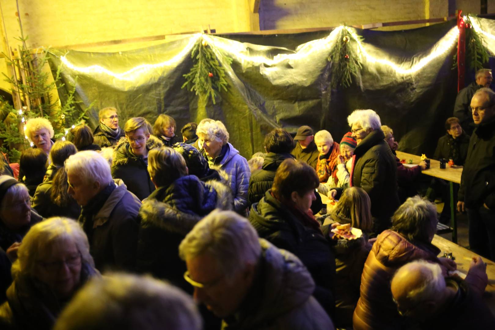 Scheunengottesdienst und 15. Türchen des "Lebendigen Adventskalenders"