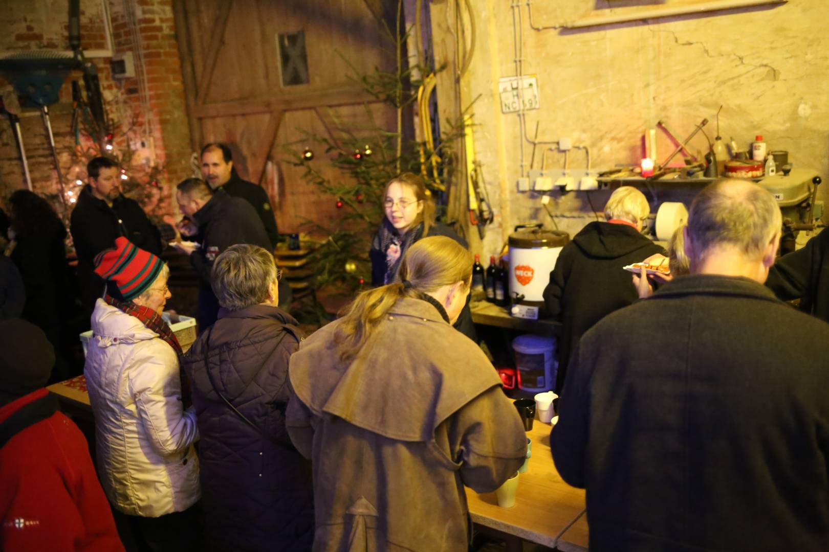 Scheunengottesdienst und 15. Türchen des "Lebendigen Adventskalenders"