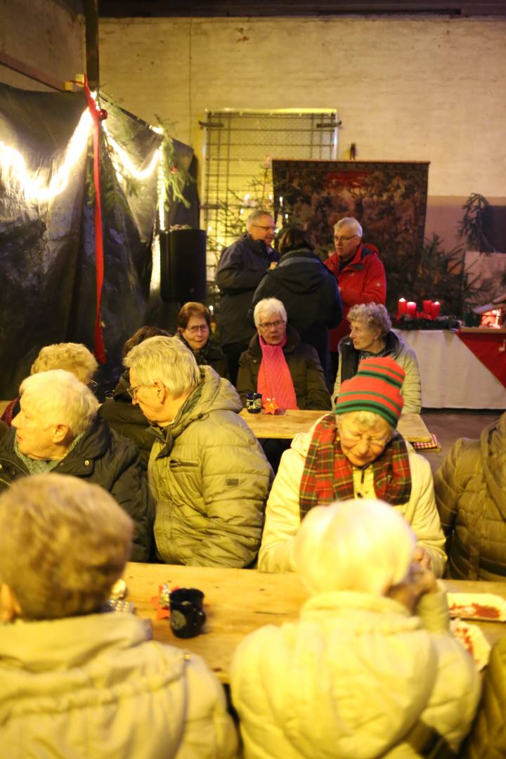 Scheunengottesdienst und 15. Türchen des "Lebendigen Adventskalenders"