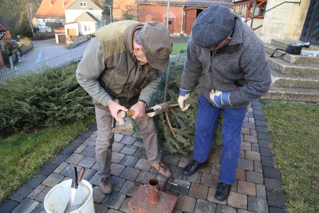 Aufstellen und Schmücken des Weihnachtsbaumes