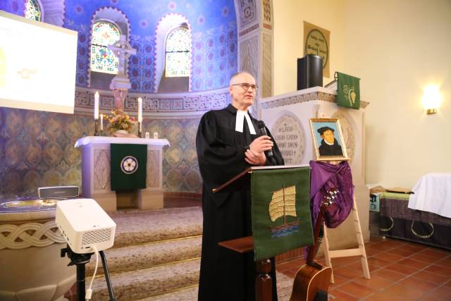 9,5 Thesen von Pastor Podszus in der Winterkirche in Coppengrave