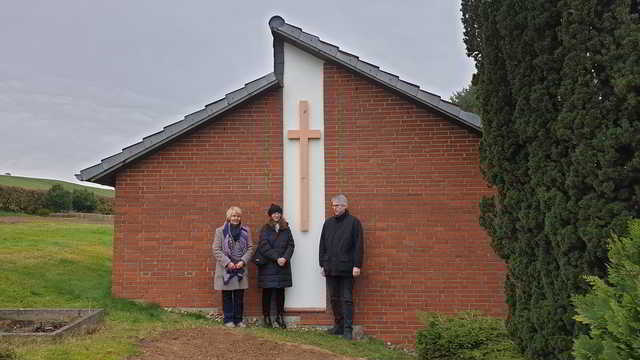 Die Friedhofskapelle in Capellenhagen ziert ein Holzkreuz