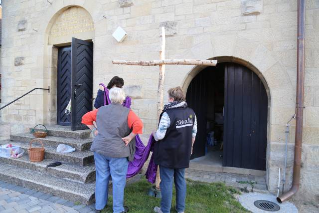 Kirchenvorstand stellt Kreuz vor Kirche auf - Sorgensteine