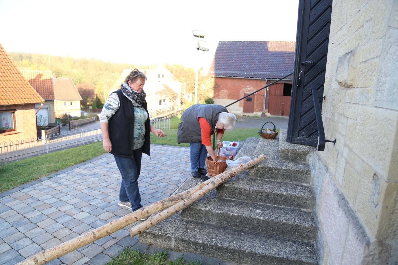 Kirchenvorstand stellt Kreuz vor Kirche auf - Sorgensteine