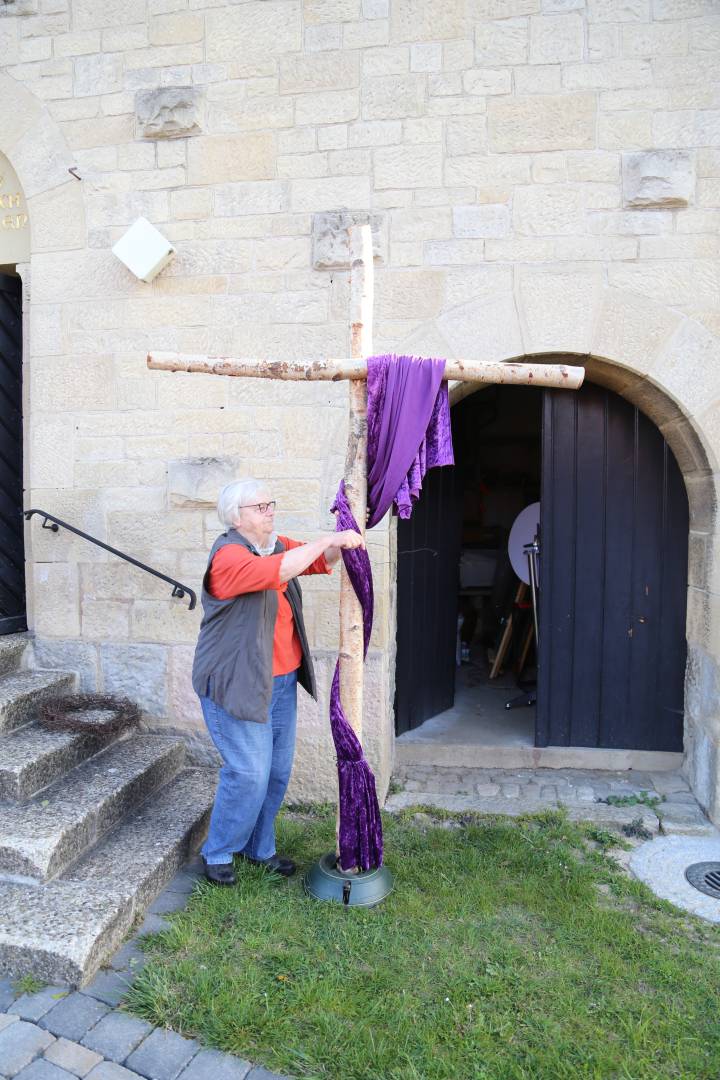 Kirchenvorstand stellt Kreuz vor Kirche auf - Sorgensteine