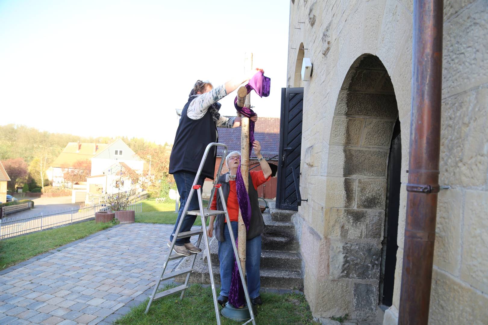 Kirchenvorstand stellt Kreuz vor Kirche auf - Sorgensteine