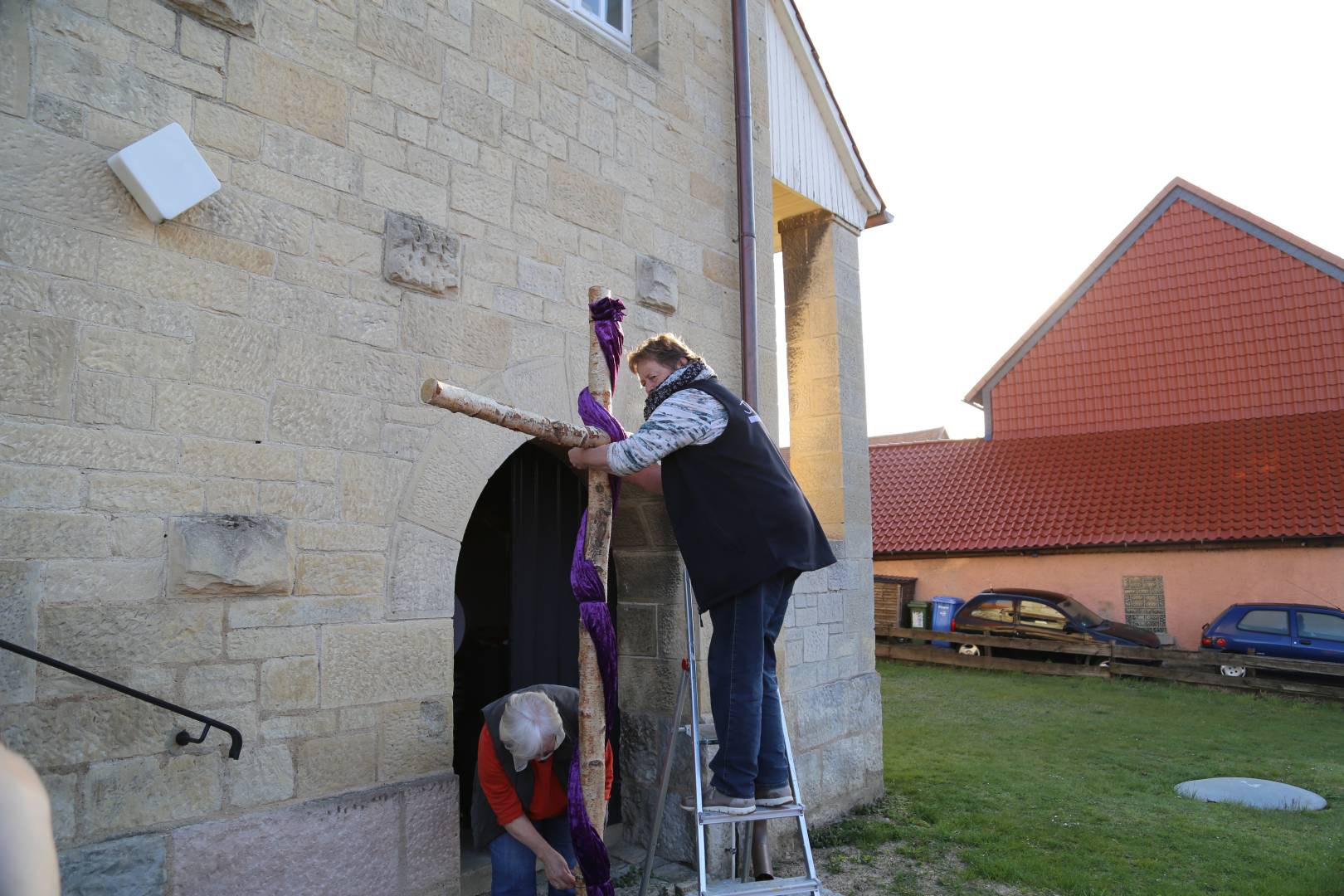 Kirchenvorstand stellt Kreuz vor Kirche auf - Sorgensteine