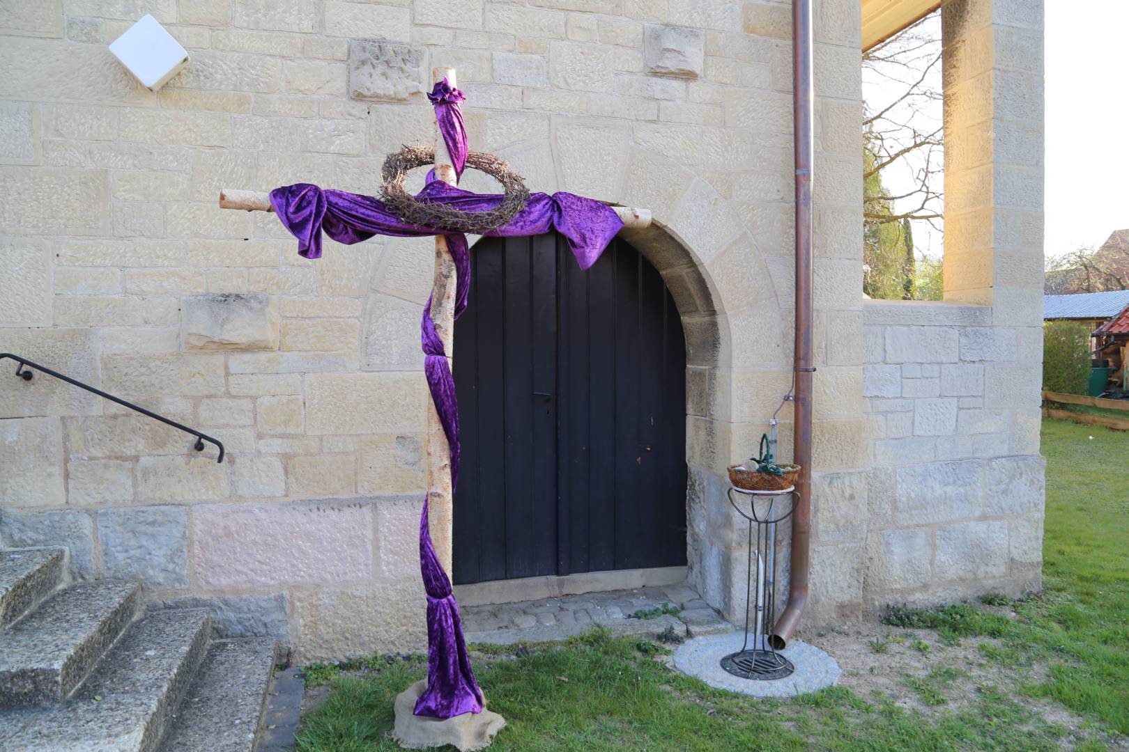 Kirchenvorstand stellt Kreuz vor Kirche auf - Sorgensteine