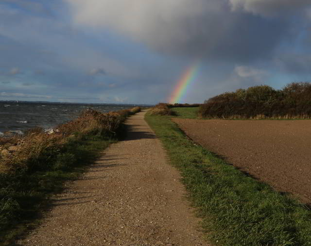 Regenborgen verbindet Himmel und Erde