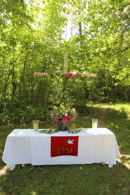 Ökumenischer Pfingstgottesdienst an der Köhlerhütte unter schattigen Bäumen