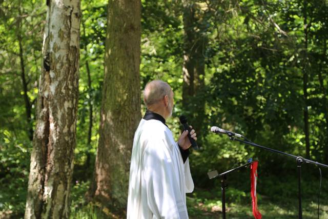 Ökumenischer Pfingstgottesdienst an der Köhlerhütte unter schattigen Bäumen