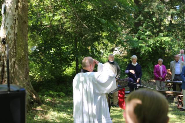 Ökumenischer Pfingstgottesdienst an der Köhlerhütte unter schattigen Bäumen