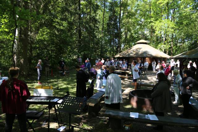 Ökumenischer Pfingstgottesdienst an der Köhlerhütte unter schattigen Bäumen