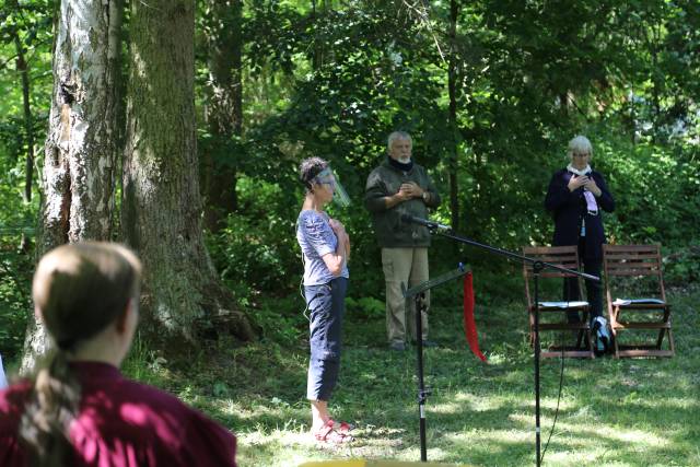 Ökumenischer Pfingstgottesdienst an der Köhlerhütte unter schattigen Bäumen