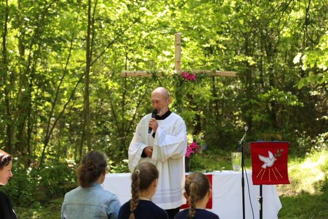 Ökumenischer Pfingstgottesdienst an der Köhlerhütte unter schattigen Bäumen