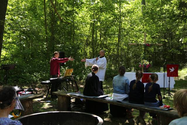 Ökumenischer Pfingstgottesdienst an der Köhlerhütte unter schattigen Bäumen