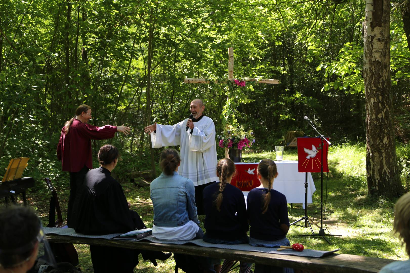 Ökumenischer Pfingstgottesdienst an der Köhlerhütte unter schattigen Bäumen