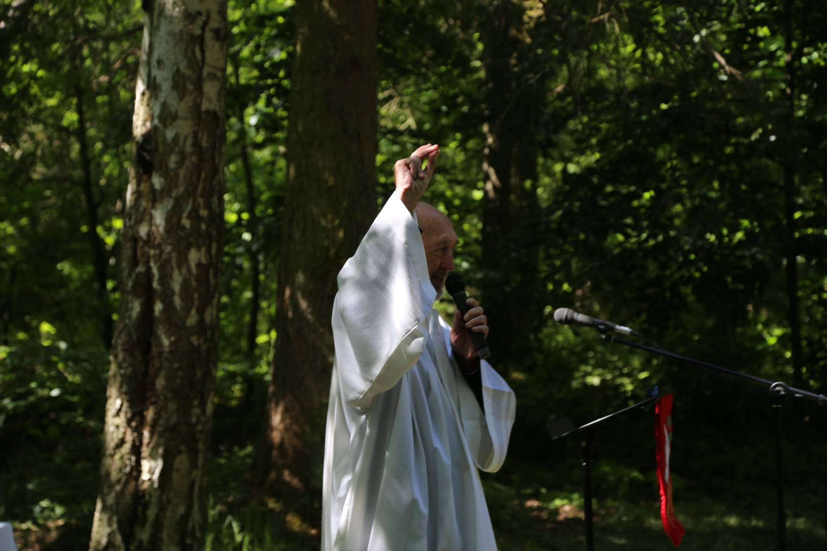 Ökumenischer Pfingstgottesdienst an der Köhlerhütte unter schattigen Bäumen