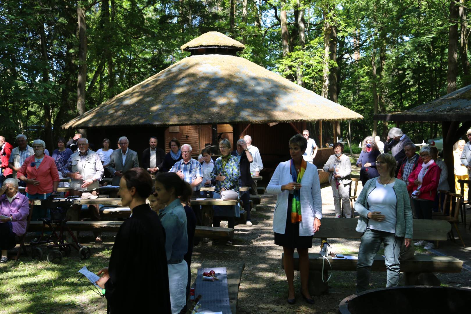 Ökumenischer Pfingstgottesdienst an der Köhlerhütte unter schattigen Bäumen