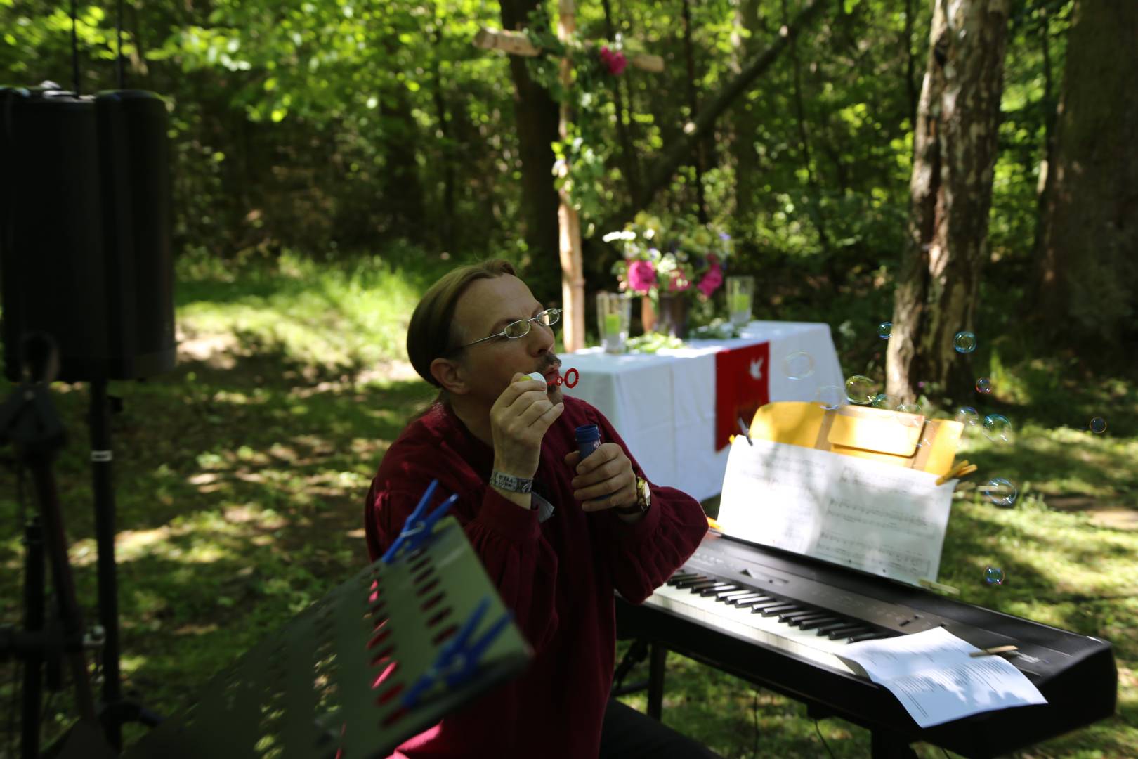 Ökumenischer Pfingstgottesdienst an der Köhlerhütte unter schattigen Bäumen