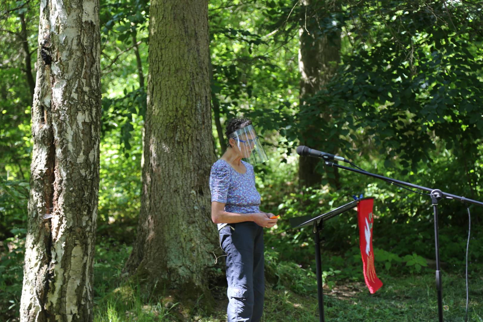 Ökumenischer Pfingstgottesdienst an der Köhlerhütte unter schattigen Bäumen