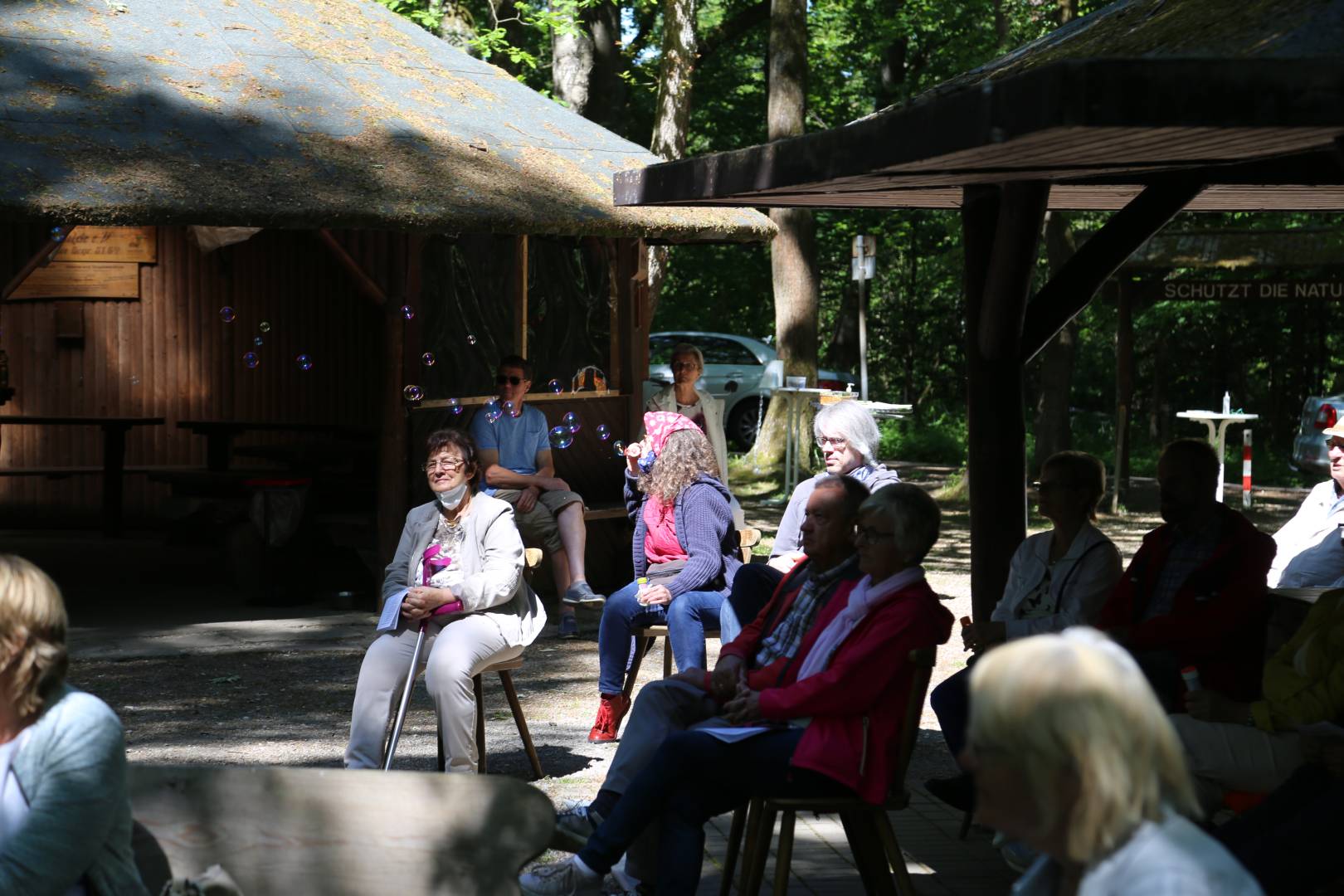 Ökumenischer Pfingstgottesdienst an der Köhlerhütte unter schattigen Bäumen