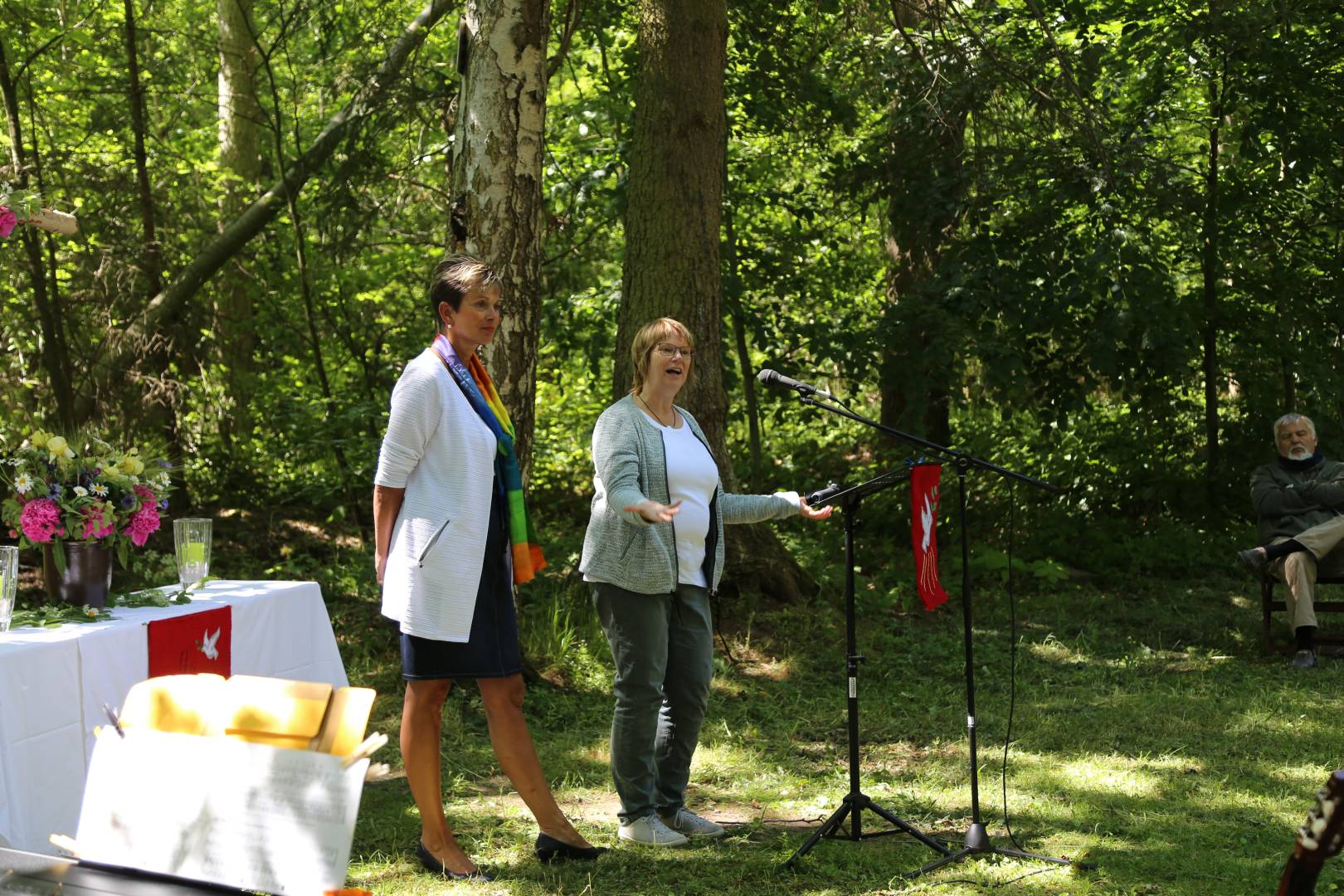 Ökumenischer Pfingstgottesdienst an der Köhlerhütte unter schattigen Bäumen