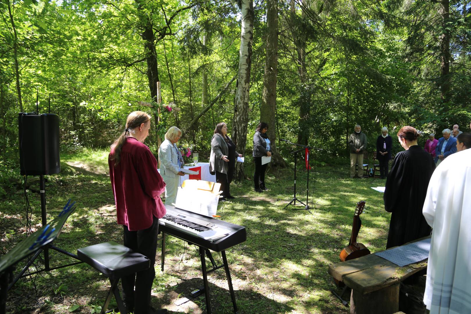 Ökumenischer Pfingstgottesdienst an der Köhlerhütte unter schattigen Bäumen