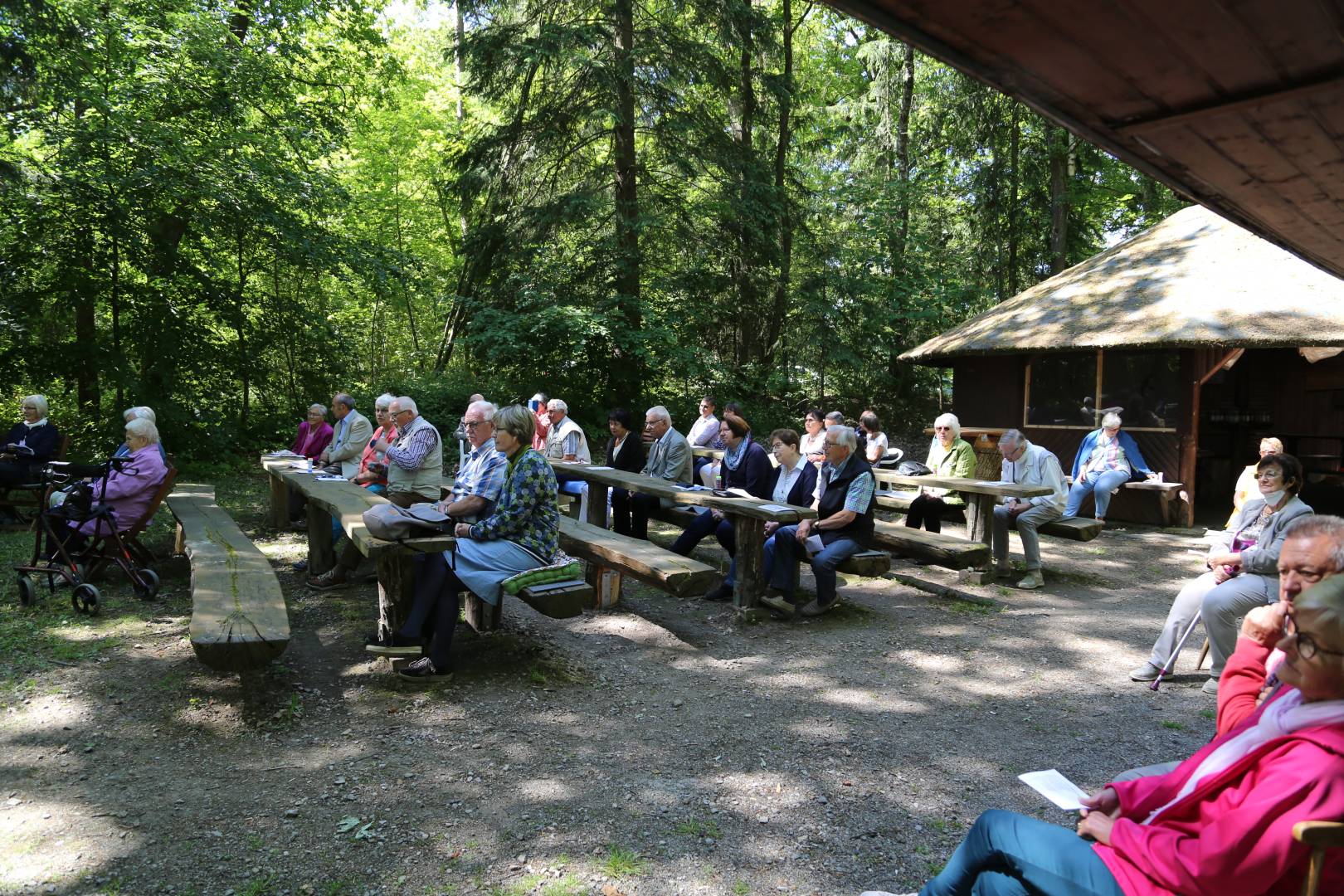 Ökumenischer Pfingstgottesdienst an der Köhlerhütte unter schattigen Bäumen