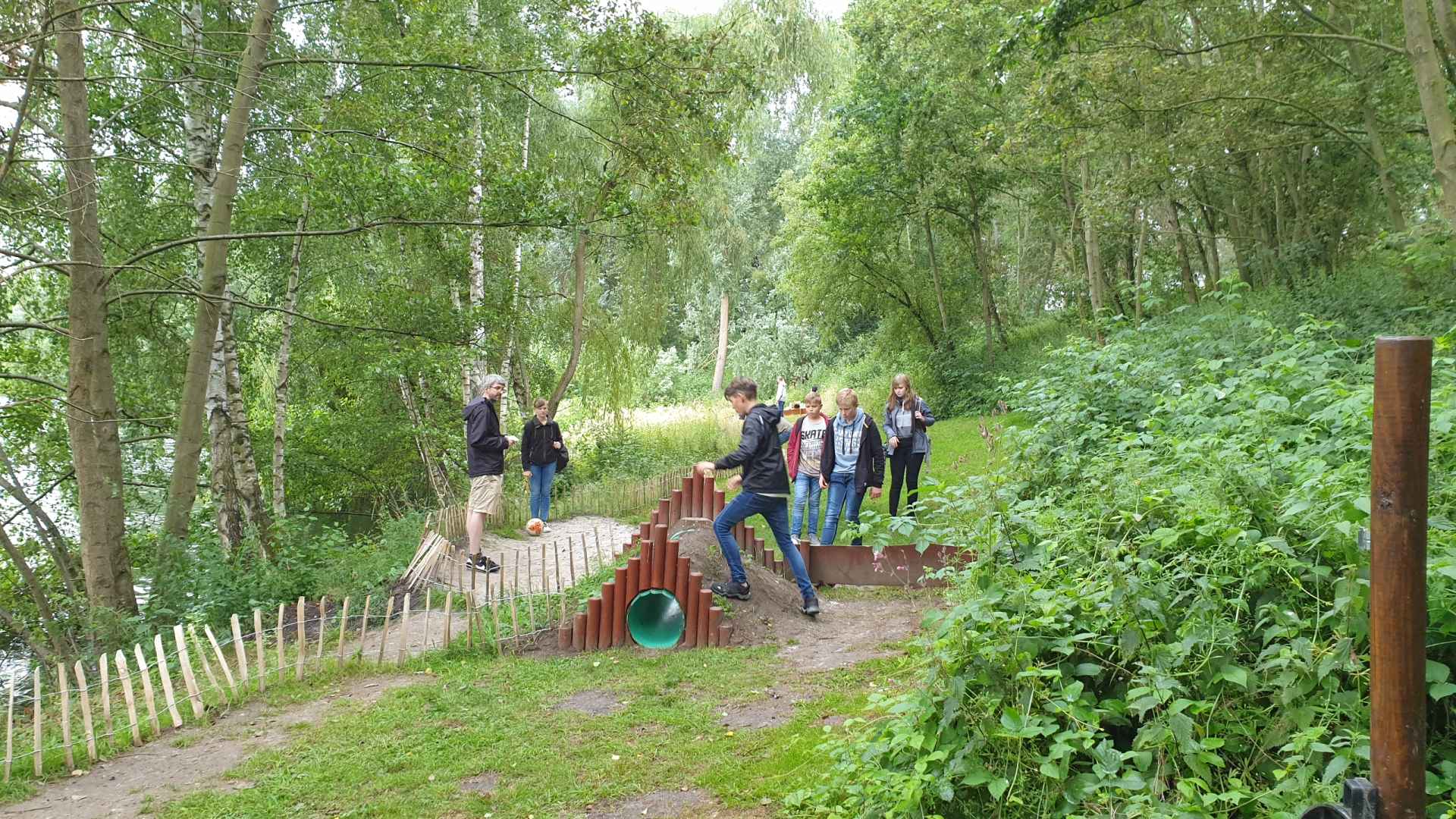 Konfirmanden beim Fußballgolf am Humboldtsee