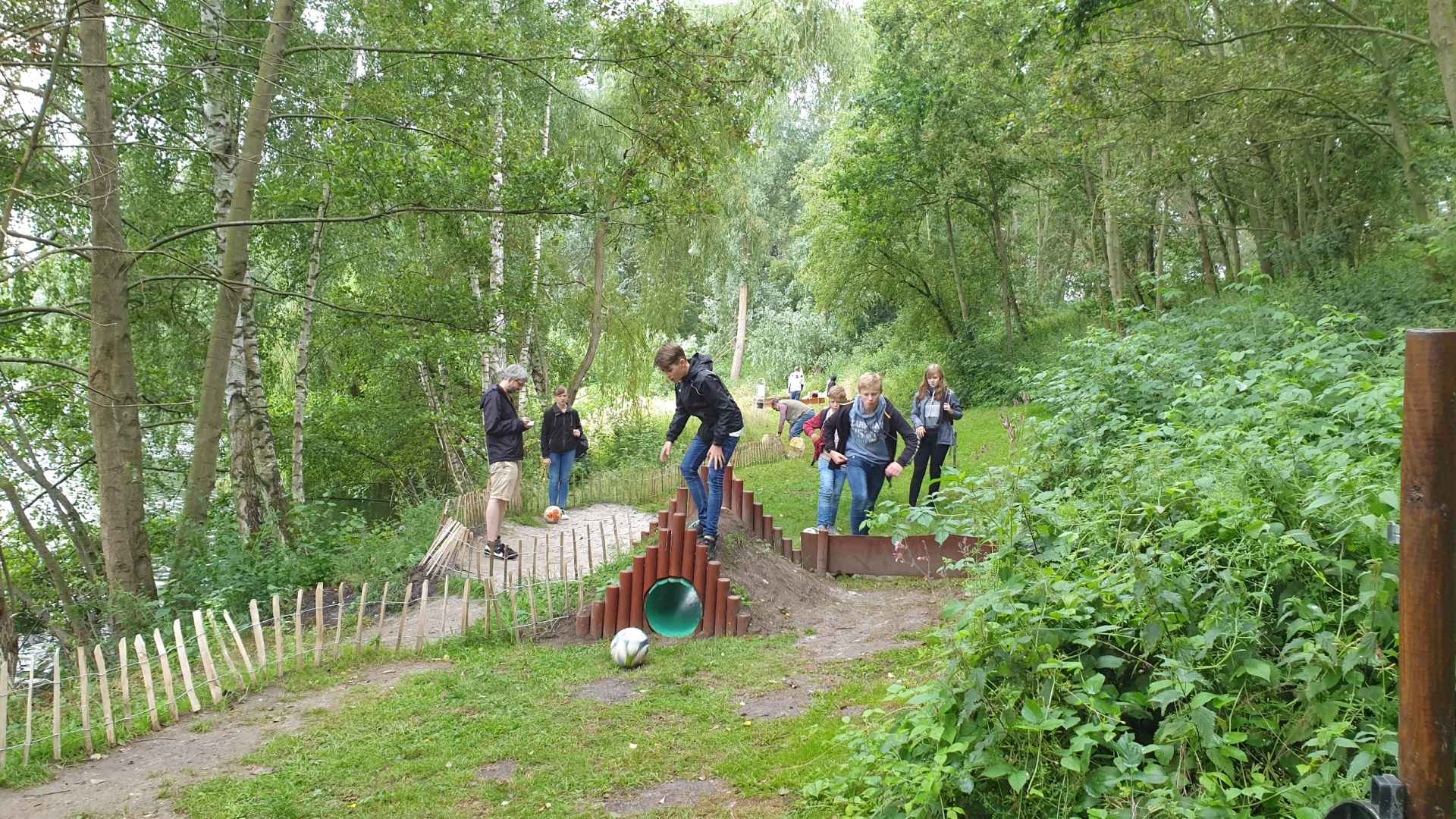 Konfirmanden beim Fußballgolf am Humboldtsee