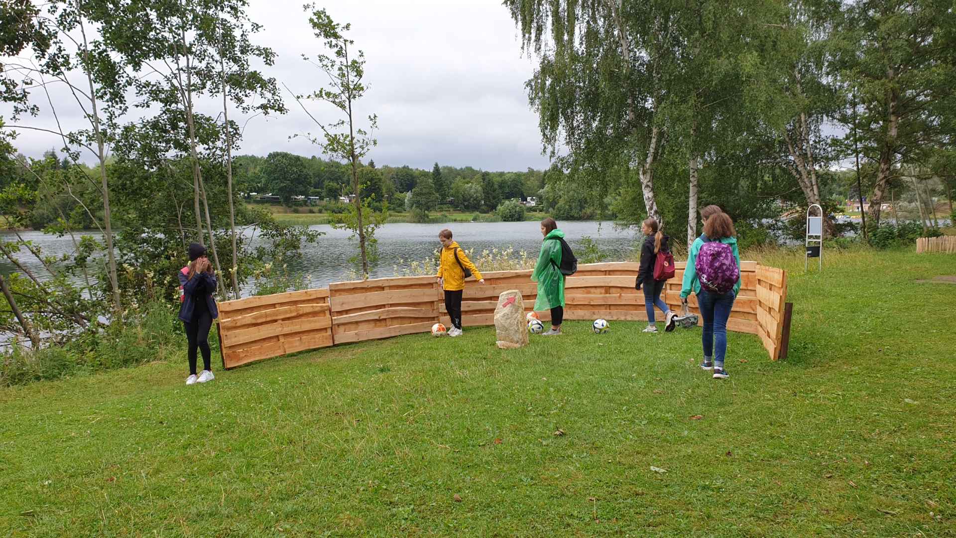 Konfirmanden beim Fußballgolf am Humboldtsee