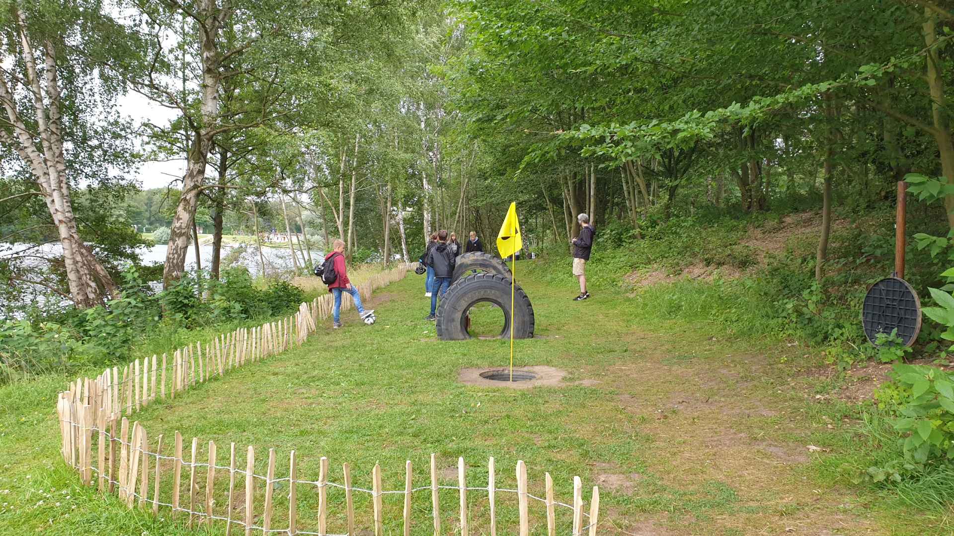 Konfirmanden beim Fußballgolf am Humboldtsee