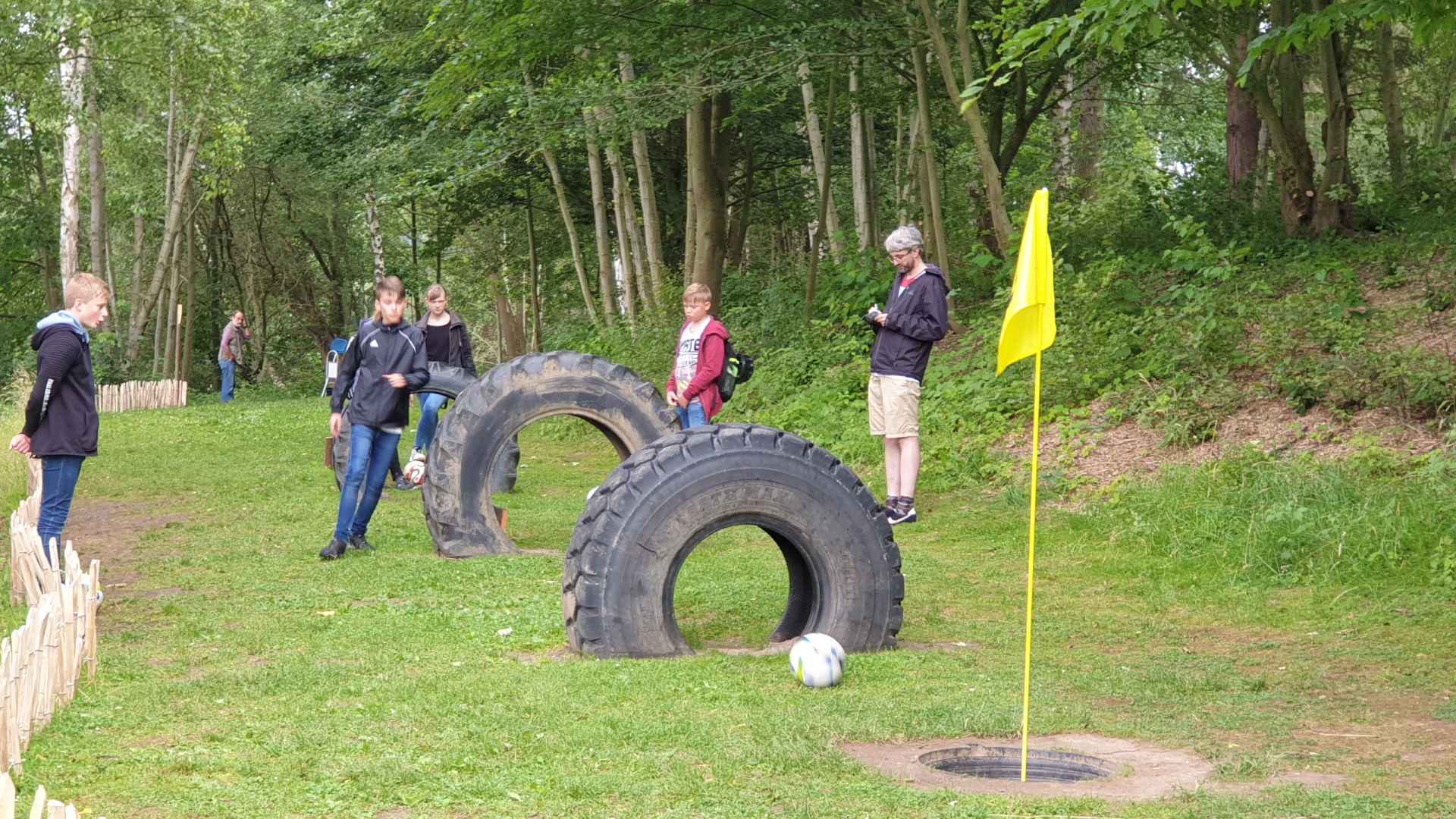 Konfirmanden beim Fußballgolf am Humboldtsee