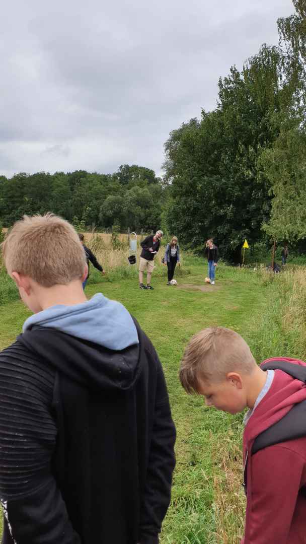 Konfirmanden beim Fußballgolf am Humboldtsee