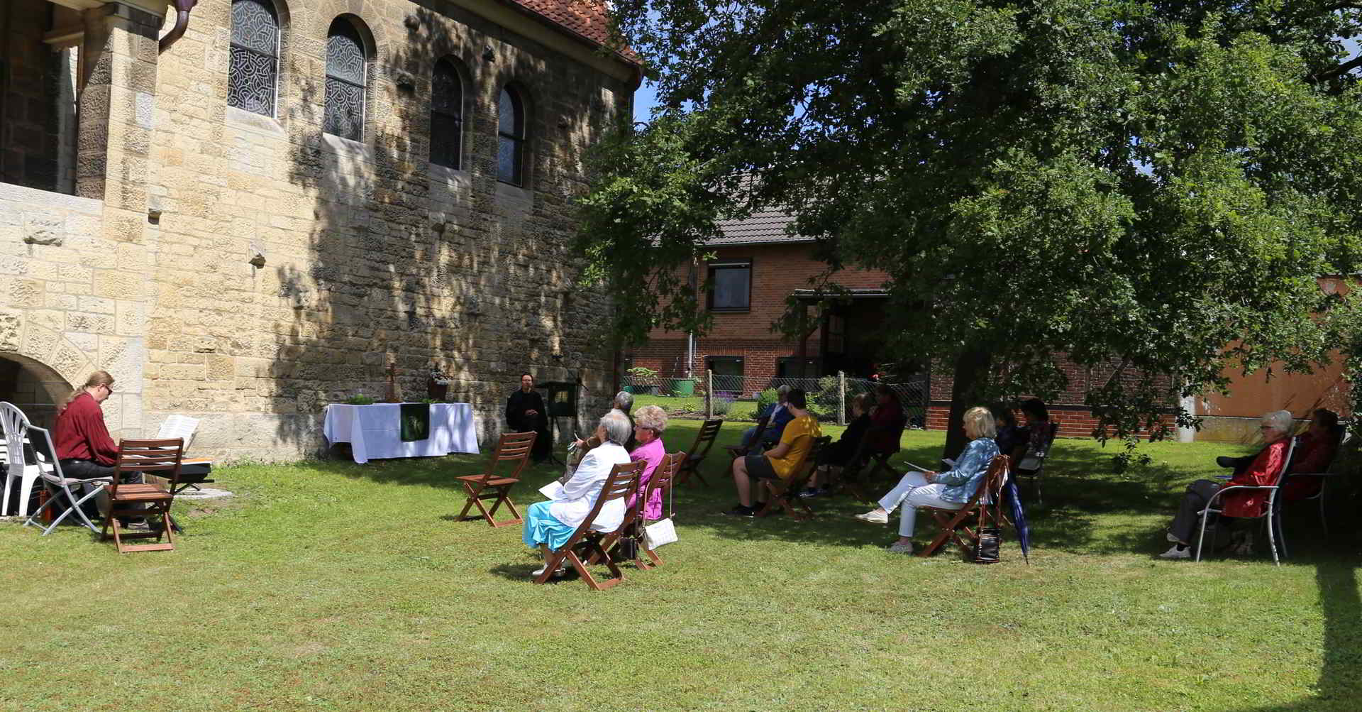 Gottesdienst unter der großen Eiche an der St. Franziskuskirche