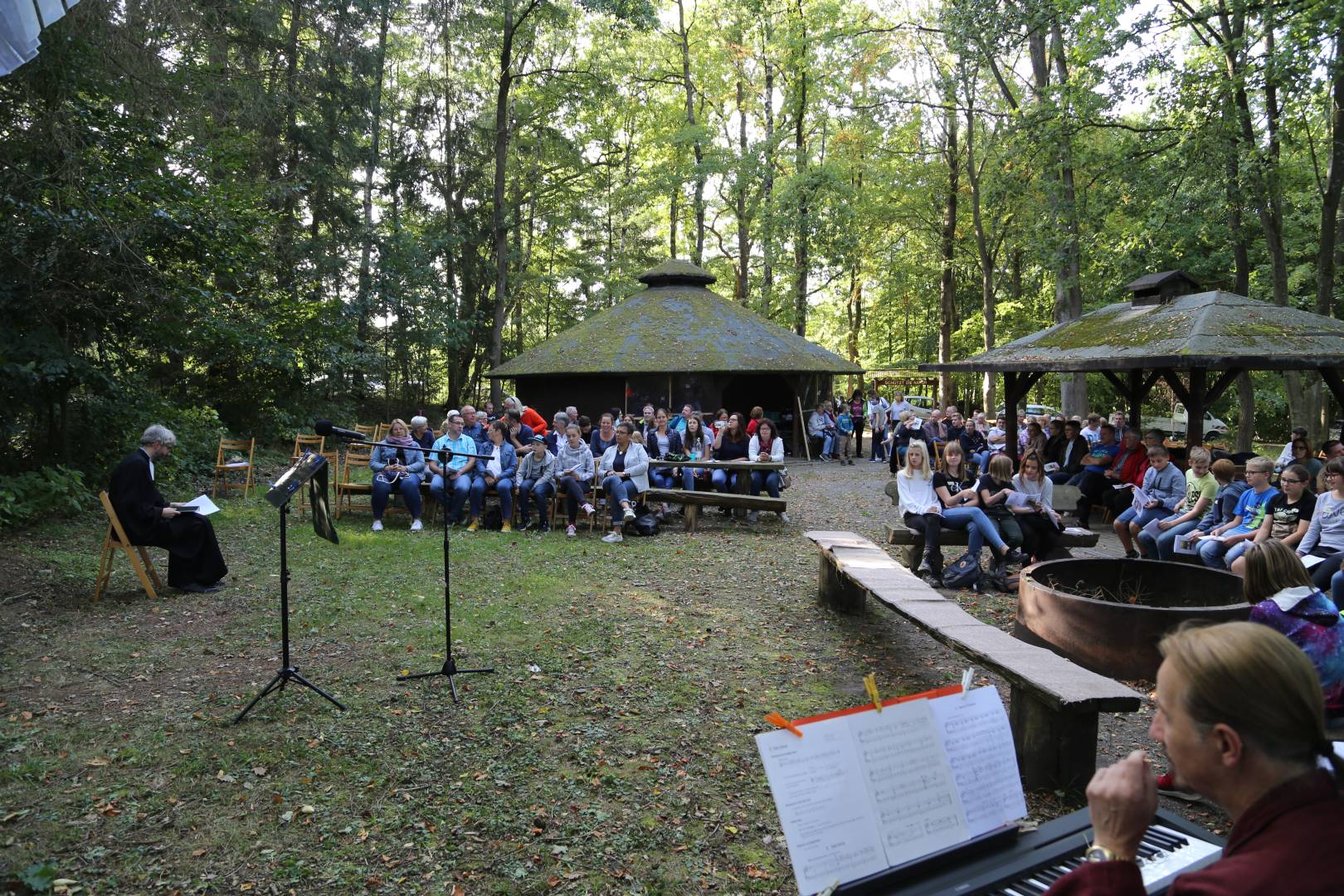 Begrüßung der Vorkonfirmanden an der Köhlerhütte in Coppengrave