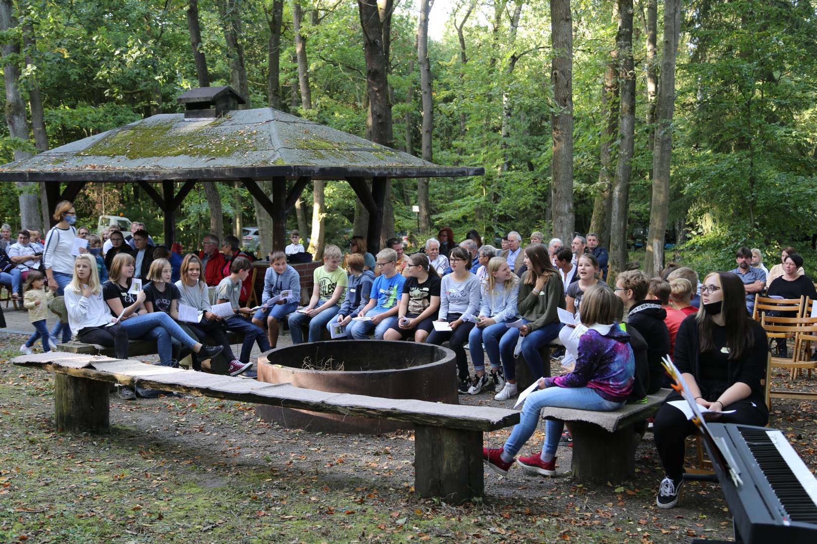 Begrüßung der Vorkonfirmanden an der Köhlerhütte in Coppengrave