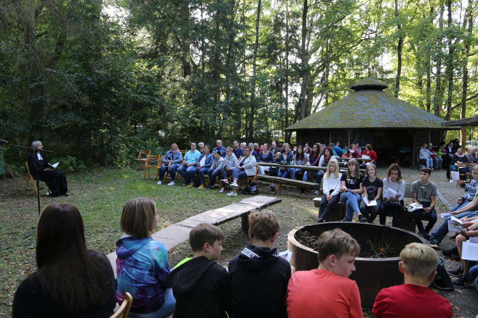 Begrüßung der Vorkonfirmanden an der Köhlerhütte in Coppengrave