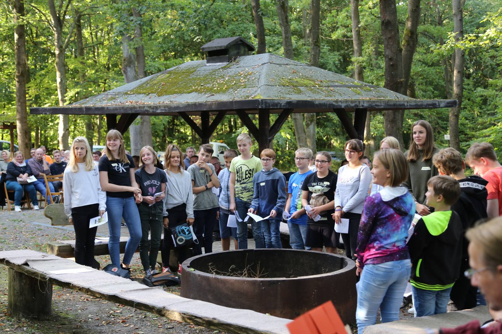 Begrüßung der Vorkonfirmanden an der Köhlerhütte in Coppengrave