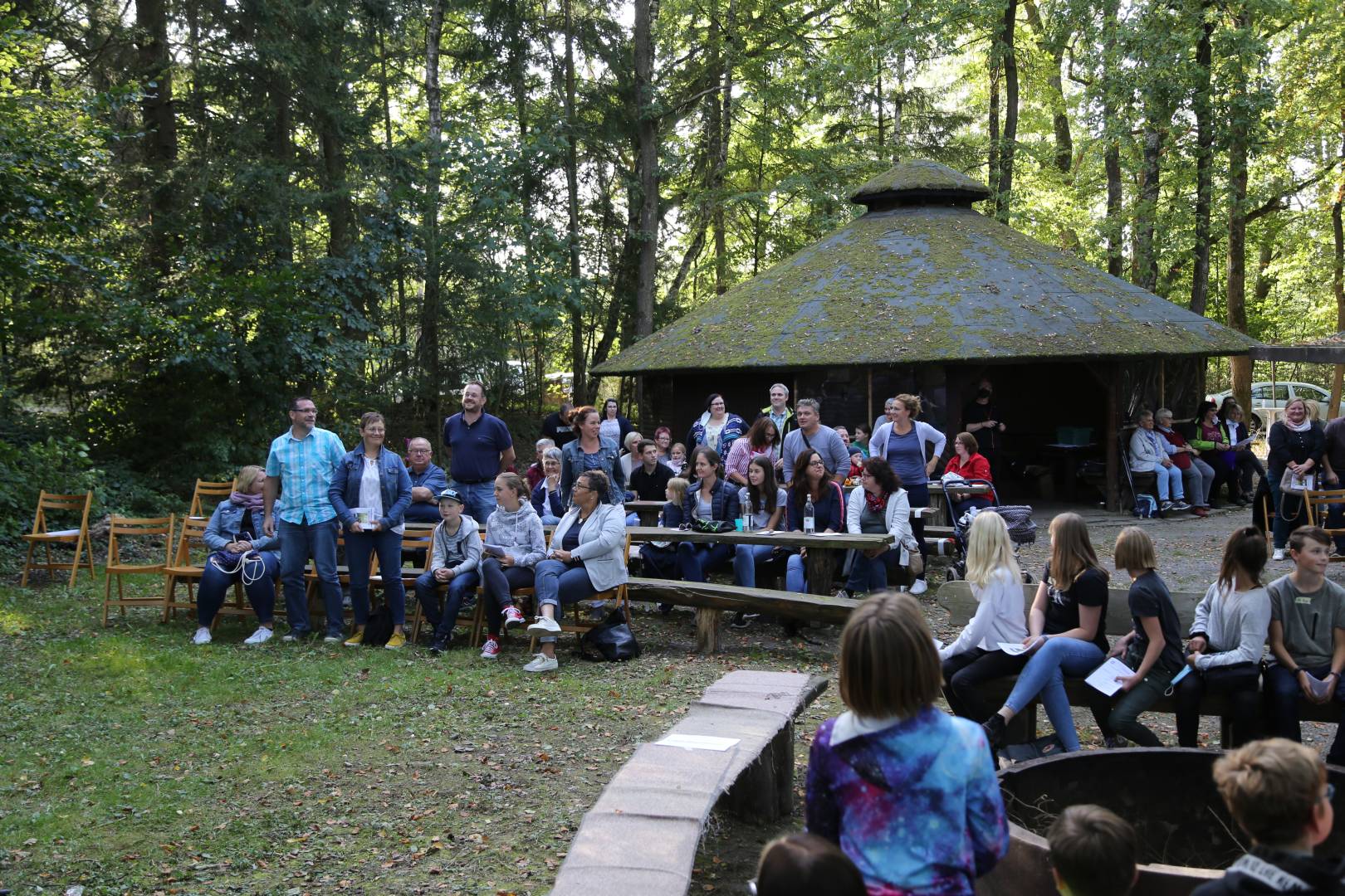 Begrüßung der Vorkonfirmanden an der Köhlerhütte in Coppengrave