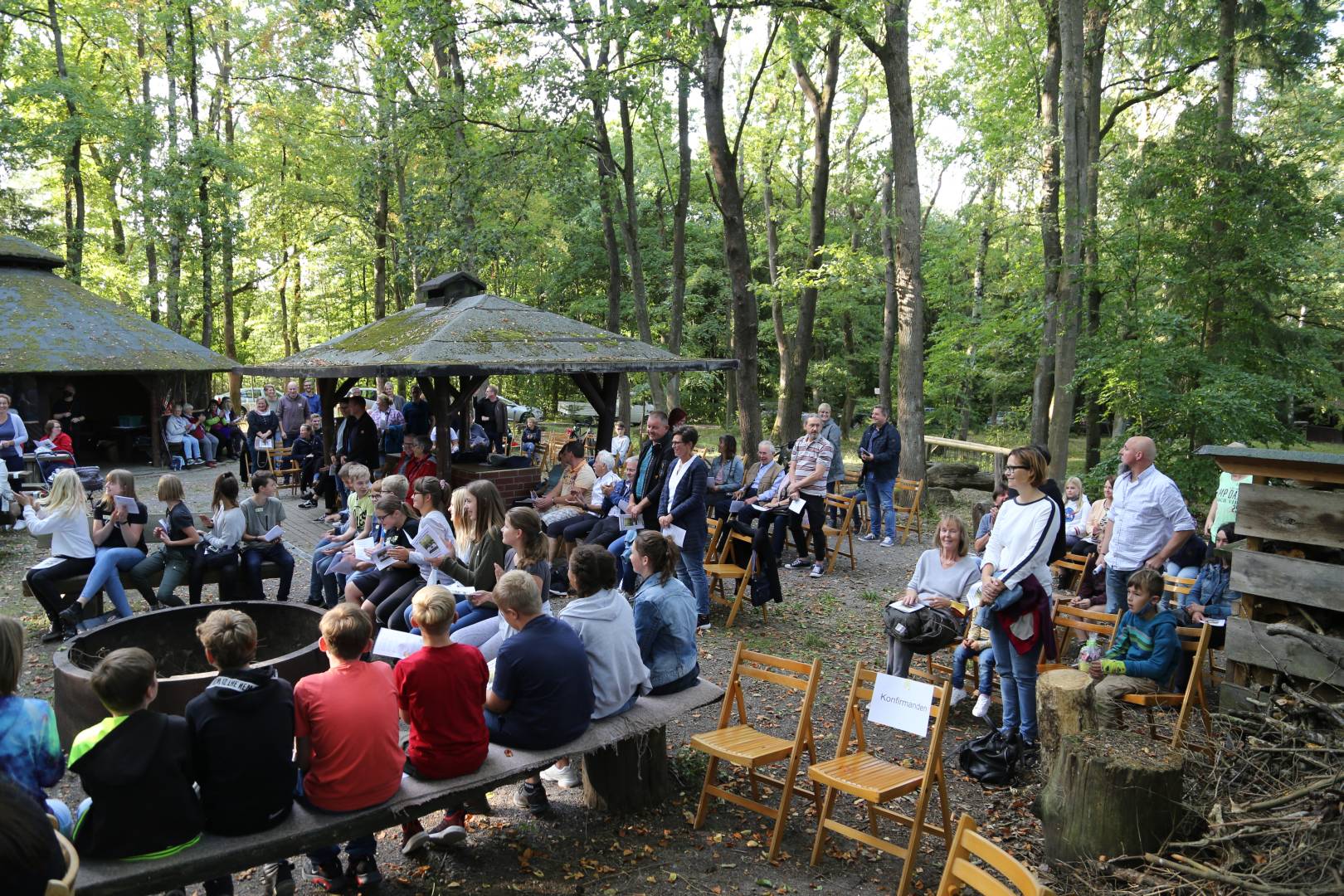 Begrüßung der Vorkonfirmanden an der Köhlerhütte in Coppengrave