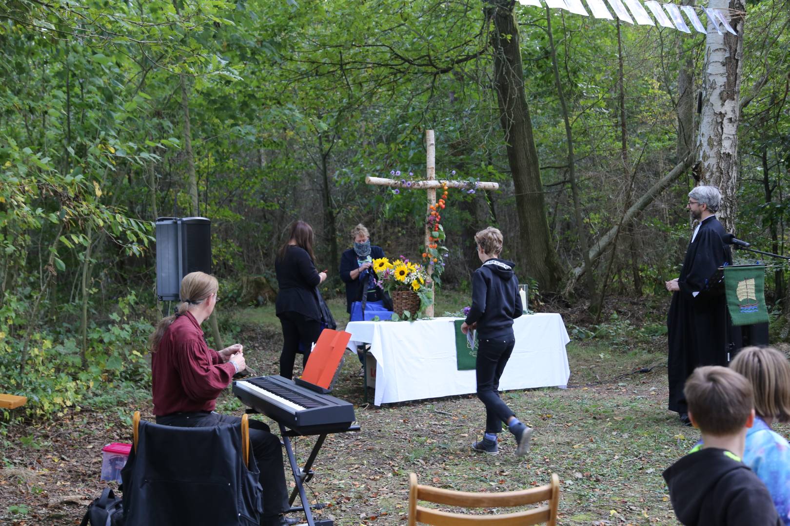 Begrüßung der Vorkonfirmanden an der Köhlerhütte in Coppengrave