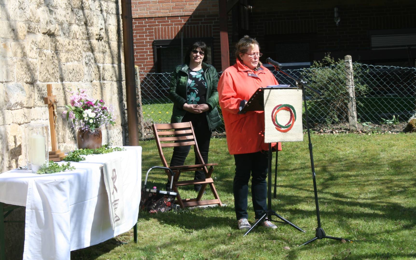 Gottesdienst am Muttertag draußen neben der St. Franziskuskirche