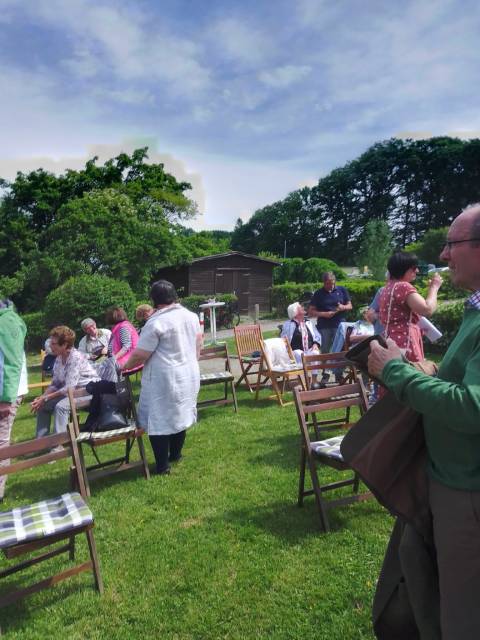 Impressionen vom Gottesdienst am Pfingstsonntag im Kleingarten in Duingen