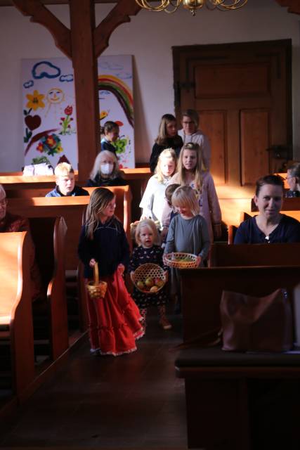 Erntedankfest in der St. Maternuskapelle mit einem Raben, der das Danken lernt