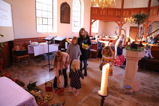 Erntedankfest in der St. Maternuskapelle mit einem Raben, der das Danken lernt